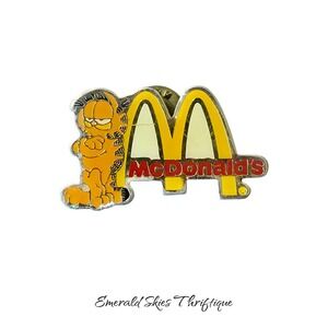 Vintage McDonalds Lapel Pin Garfield Leaning on Arches. Free ship